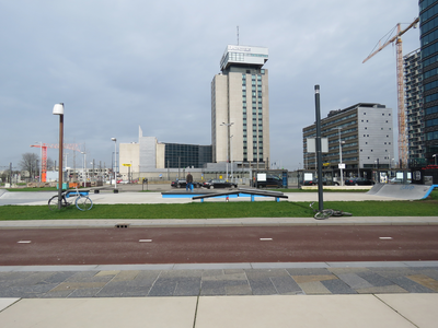 848352 Gezicht op de noordzijde van het Jaarbeursplein te Utrecht, met op de voorgrond een skateparkje en centraal op ...